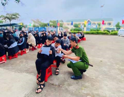 Công an huyện Cư Kuin: Tuyên truyền cho hơn 1.000 học sinh “Nói không với pháo nổ"