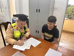 Xử phạt 2 đối tượng điều khiển xe máy bằng một bánh