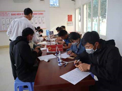 Tin đồn thất thiệt - người dân đổ xô đi đổi giấy phép lái xe