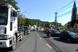 Đăng kiểm lại ùn tắc vì "xe nhiều, người ít"