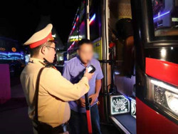 Kiểm tra nồng độ cồn ngẫu nhiên 20 tài xế xe khách tại Bến xe phía Nam TP. Buôn Ma Thuột