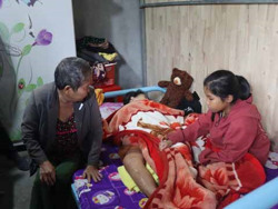 Ước mơ đến trường của bé gái 11 tuổi có mẹ bị ung thư