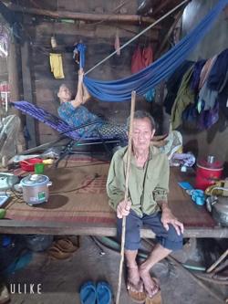 Cám cảnh cha mẹ già yếu nuôi con bệnh tật