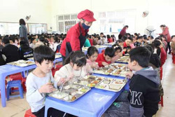 Nguy cơ từ những bếp ăn tập thể