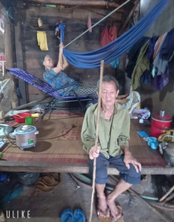 Cám cảnh cha mẹ già yếu nuôi con bệnh tật