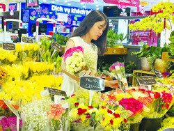 Hoa tươi, áo cặp, sô cô la… đắt hàng dịp 14-2