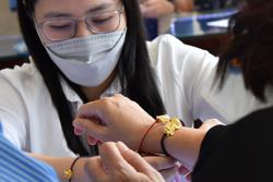 Giá vàng hôm nay 10-2: Giảm mạnh trước sức ép của đồng USD