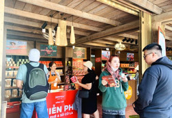 MISS EDE mời du khách 50.000 ly sô cô la và cà phê miễn phí