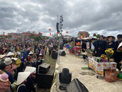 Rộn ràng lễ hội mùa xuân