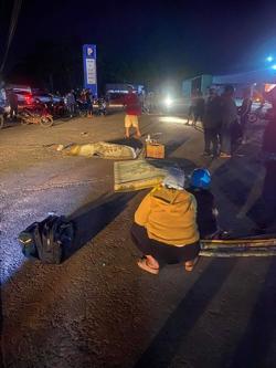 Tông vào ôtô, 2 thanh niên đi xe máy tử vong