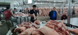 Thịt heo rớt giá mạnh