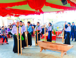 Về làng Mường Phú Đức