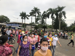 Người lao động đỏ mắt tìm việc