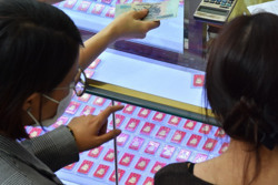 Giá vàng hôm nay 24-2: USD còn tăng giá, vàng bị nhấn chìm