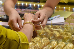 Giá vàng hôm nay 27-2: Vàng SJC xuống thấp nhất 1 tháng