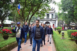 Khách du lịch đông, chưa hết lo