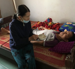 Người mẹ già yếu chăm con tật nguyền