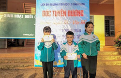 Huyện Ea H’leo: Biểu dương học sinh vùng sâu nhặt được của rơi trả lại người bị mất