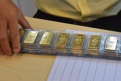 Giá vàng hôm nay 7-2: USD tăng giá dữ dội, vàng lao dốc