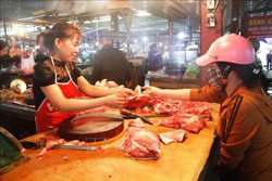 Giá thịt heo, gà đang ‘tuột dốc’