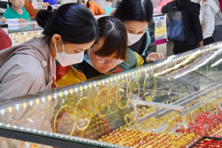 Giá vàng hôm nay 15-3: Vàng nhẫn và vàng miếng cùng rớt giá