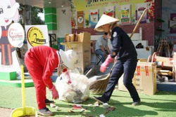 Lặng thầm góp sức giữ phố phường sạch đẹp mùa lễ hội