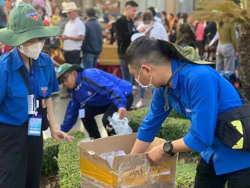 Áo xanh tình nguyện mùa lễ hội