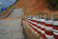 Giảm tai nạn bằng… lốp ôtô cũ