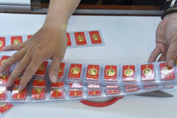 Giá vàng hôm nay 2-3: USD chưa dừng giảm giá, vàng tiếp tục lao lên