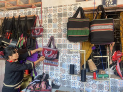 Hợp tác xã dệt thổ cẩm trước ngày hội lớn