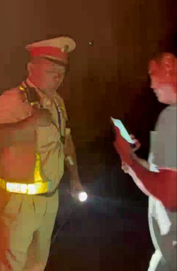 Bắt khẩn cấp lái xe giật bảng tên của CSGT