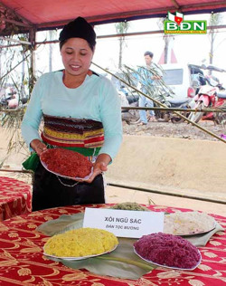 Xôi ngũ sắc - món ăn độc đáo của đồng bào Mường