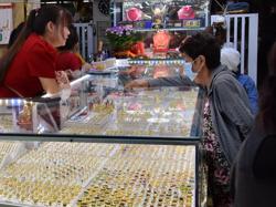 Giá vàng hôm nay 23-3: Vàng thế giới chỉ còn cách vàng nhẫn 24K chưa tới 1 triệu đồng/lượng