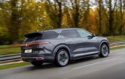 VinFast bàn giao xe điện VF 9 tại Việt Nam