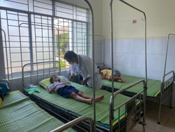 Những bất thường trong vụ hàng chục học sinh ngộ độc sau khi nhận bóng bay của người lạ