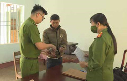 Bắt đối tượng hiếp dâm con riêng của “vợ hờ”