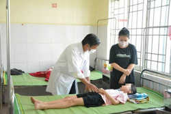 Xác định nhóm người phát bóng bay nghi làm hàng chục học sinh ngộ độc