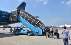 Khi tăng giá trần vé máy bay...