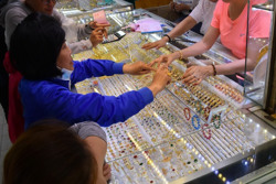 Giá vàng hôm nay 28-3: Giảm mạnh, căng thẳng ngân hàng tại Mỹ lắng xuống