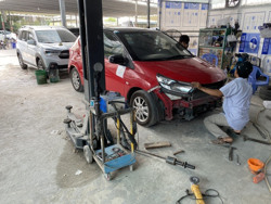 "Phù phép" ôtô cũ nát thành xe mới