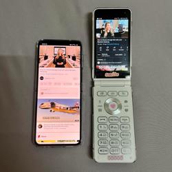 Điện thoại nắp gập 'sống lại' giữa 'cơn lốc' smartphone