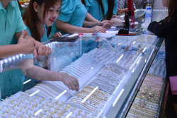 Giá vàng hôm nay 8-3: “Bốc hơi” dữ dội