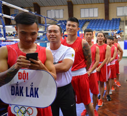 Xác định võ sĩ của Trương Đình Hoàng trong trận bảo vệ đai WBA