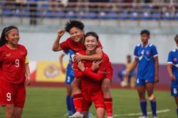 Thầy trò HLV Mai Đức Chung nhận thưởng nóng 500 triệu đồng từ VFF