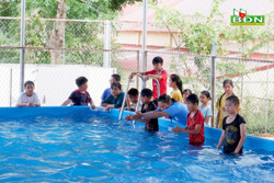 Dạy bơi trong trường học khó khăn vì đang tự..."bơi"