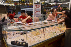 Giá vàng hôm nay 11-4: Giảm mạnh rồi bật tăng