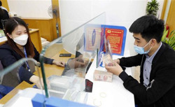 Lãi suất huy động 12 tháng đồng loạt giảm