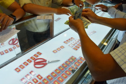 Giá vàng hôm nay 13-4: Nóng lên rồi rơi thẳng đứng