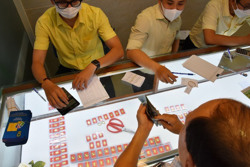 Giá vàng hôm nay 15-4: Giá vàng trong nước giảm sốc