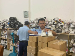 Thu giữ hơn 100 đôi giày thể thao không rõ xuất xứ, nguồn gốc